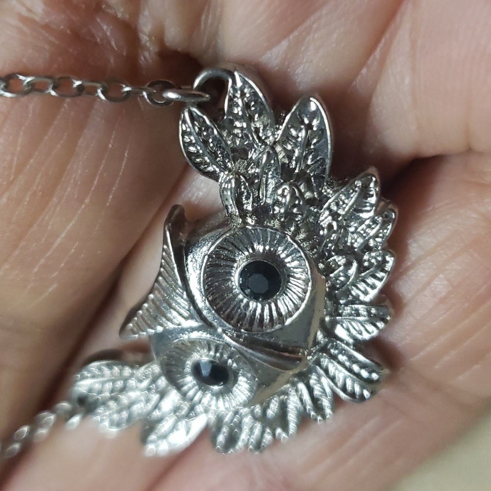 Vintage Beautiful Silver Tone Owl Pendant Necklace. - Picture 6 of 7